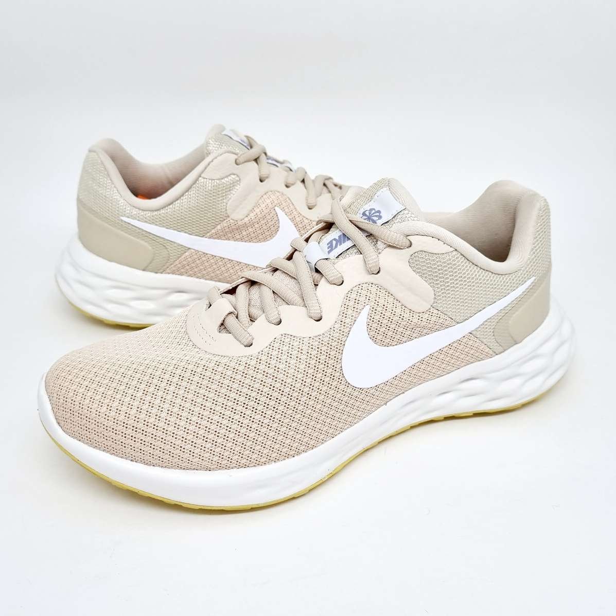 Nike revolution cheap 4 beige