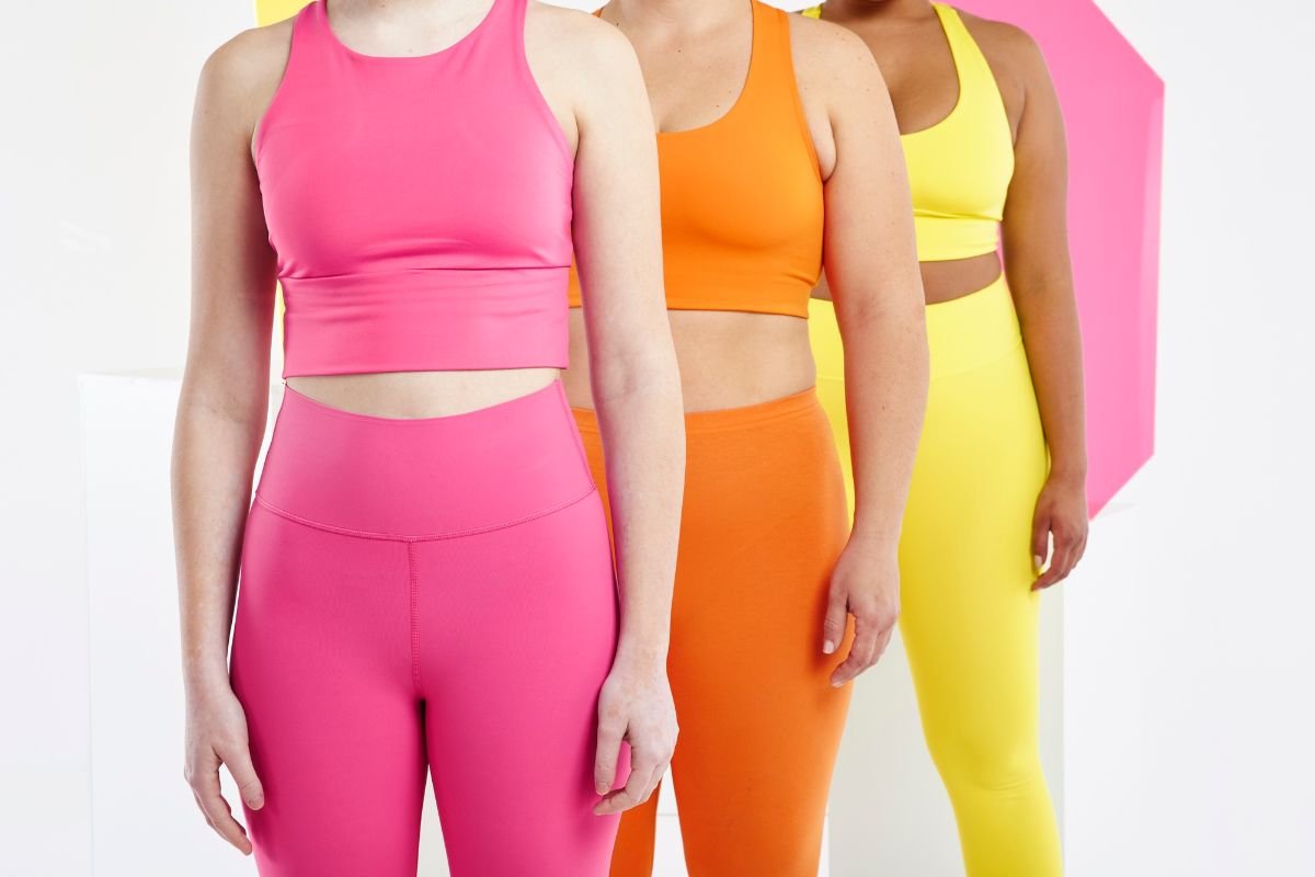 mulheres com conjuntos fitness coloridos