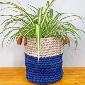 cesto de croche de malha com alcas nude e azul marinho 1
