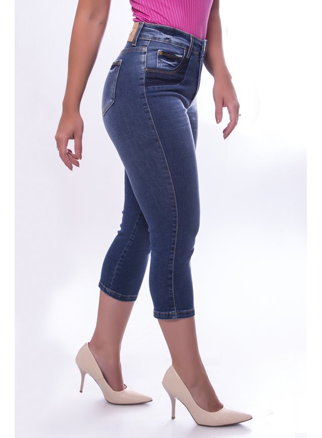 https://global.cdn.magazord.com.br/awejeans/img/2021/12/produto/119/calca-capri-1-botao-sirley-feminina-awe-jeans.jpg?ims=fit-in/635x865/filters:fill(white)