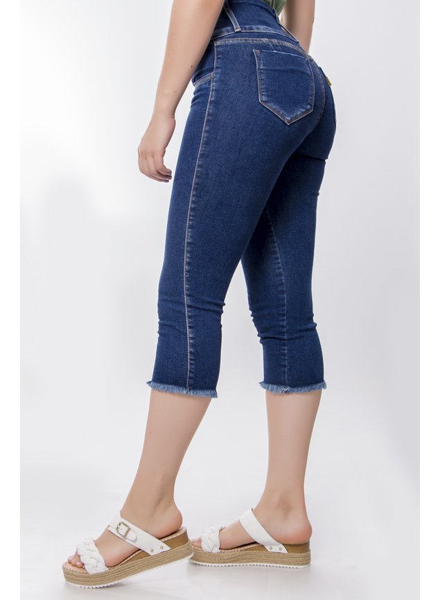 https://global.cdn.magazord.com.br/awejeans/img/2022/05/produto/1536/calca-capri-1-botao-eliane-feminina-awe-jeans-5.jpg?ims=fit-in/635x865/filters:fill(white)