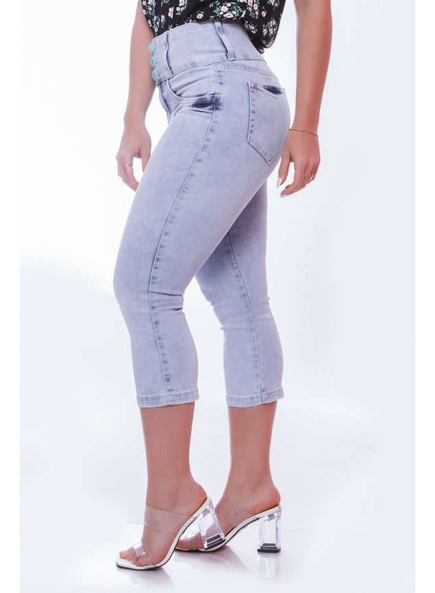 https://global.cdn.magazord.com.br/awejeans/img/2022/10/produto/2268/calca-capri-fatima-feminina-awe-jeans-1.jpg?ims=fit-in/635x865/filters:fill(white)