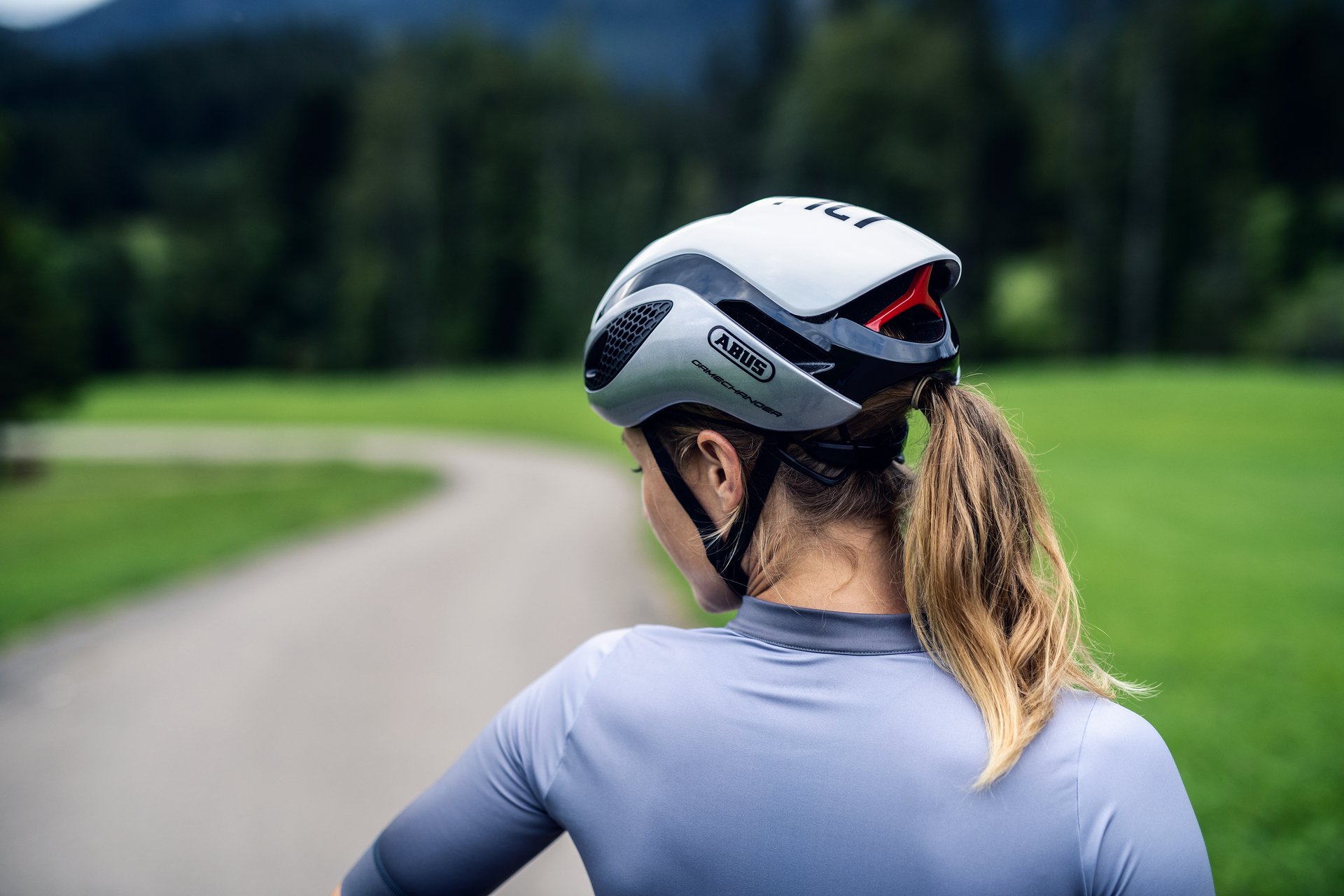 Ciclista usando capacete de ciclismo speed Abus Gamechanger