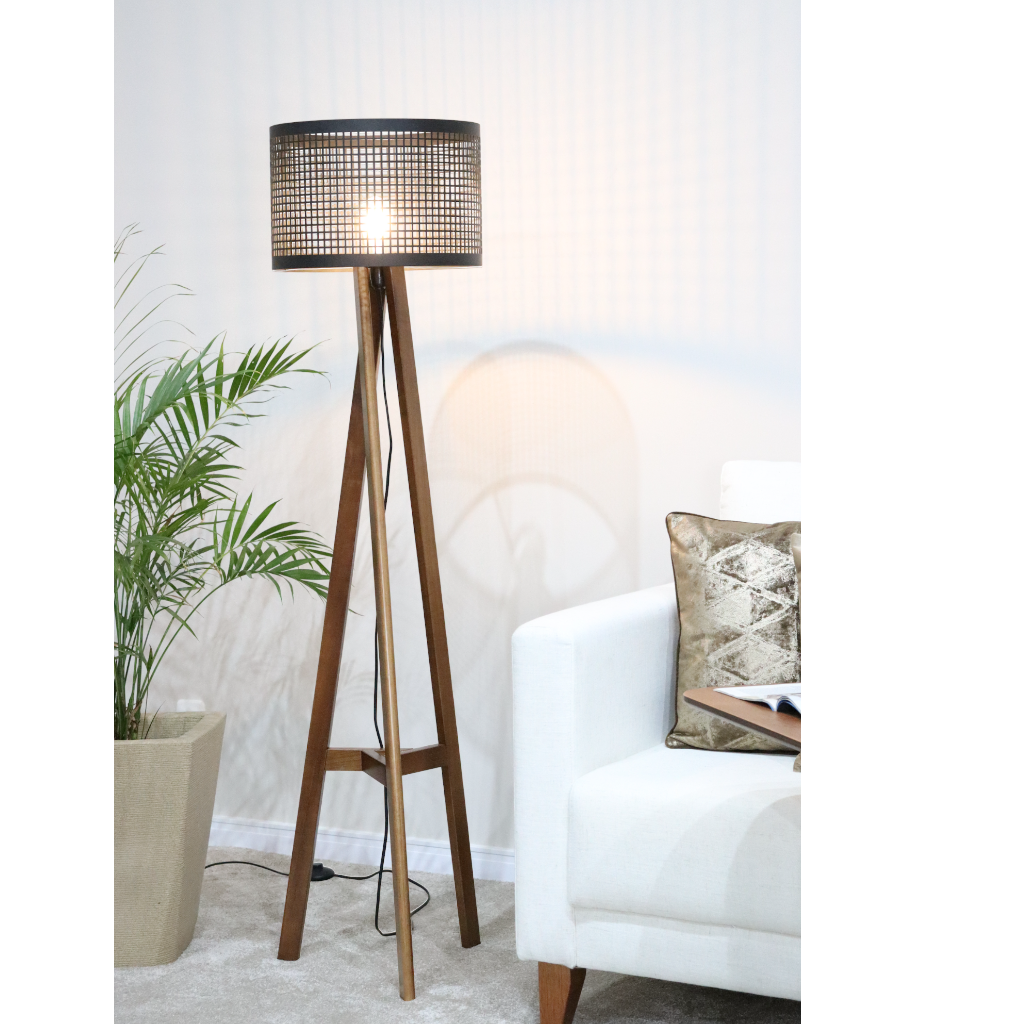 Luminária De Chão Cravina Em Madeira Pinhão E Metal Preto