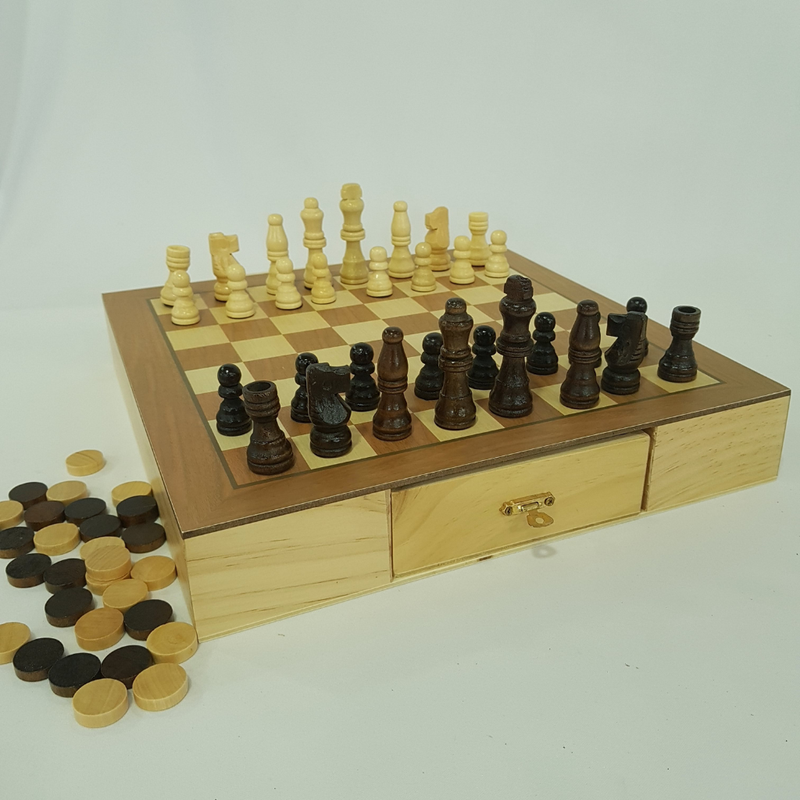 Duas peças, um tabuleiro de xadrez e um relógio em um fundo preto e branco.