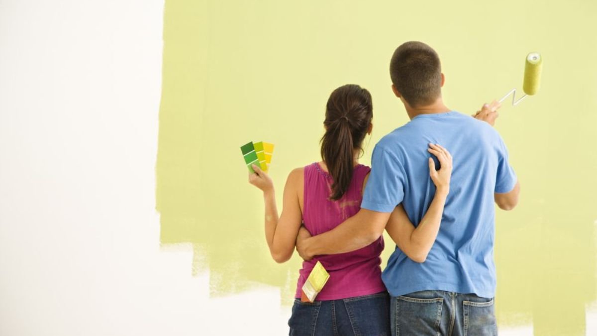 pintando parede de casa