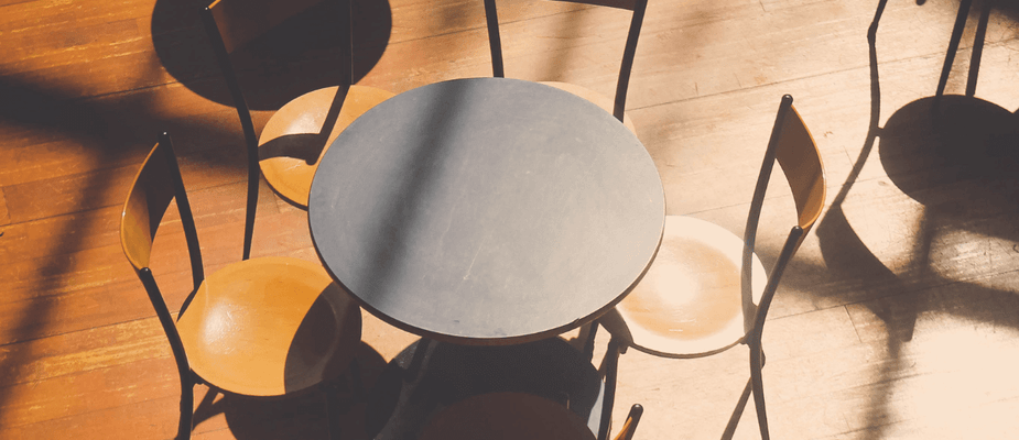 Qual mesa ocupa menos espaço: Redonda, quadrada ou Retangular?