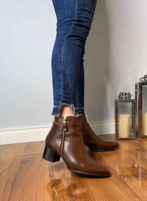 Bota Cano Curto com Salto Bloco Bota Cano Curto com Salto Bloco