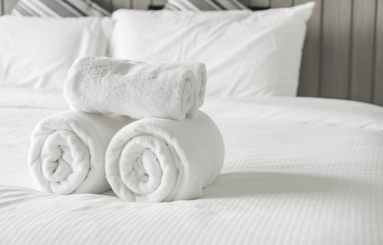 toalhas de banho dobradas na cama