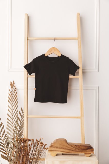 Camiseta Básica Manga Curta Bebê preta Chiliquenta Baby 100% algodão