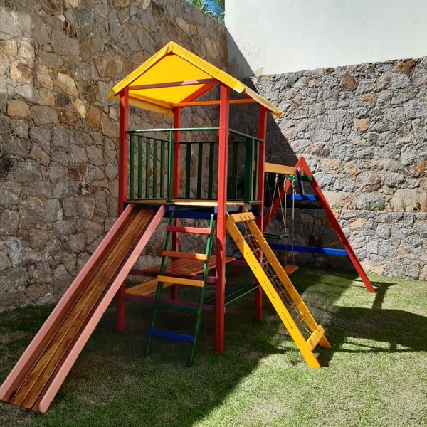 Parque de Torre c/ Balanços e Mesa Acoplados Parque de Torre c/ Balanços e Mesa Acoplados
