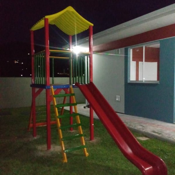 Parque de torre infantil com escorregador e telhado em fibra de vidro Parque de torre infantil com escorregador e telhado em fibra de vidro