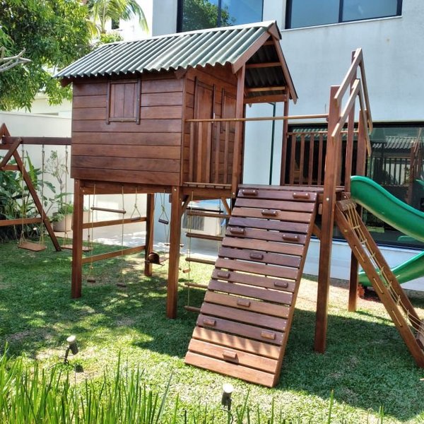 Casinha de Criança Suspensa 1,50x3,00m + Conjunto de Balanços Acoplado Casinha de Criança Suspensa 1,50x3,00m + Conjunto de Balanços Acoplado