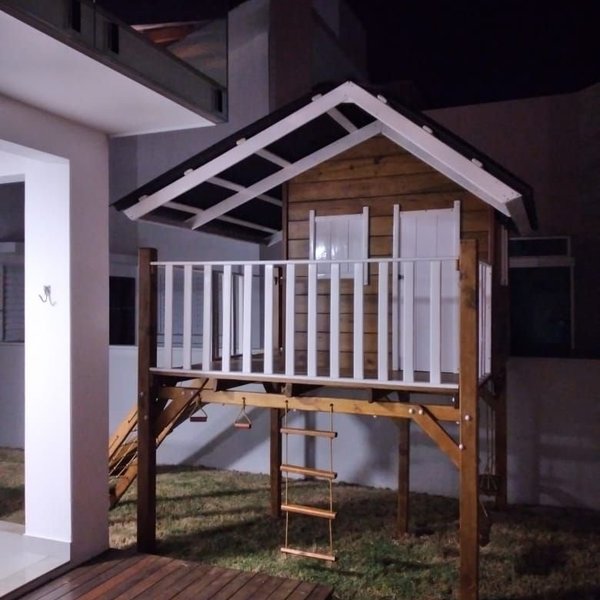 Casinha de Criança Suspensa Com Varanda Lateral 2,25x2,25m Casinha de Criança Suspensa Com Varanda Lateral 2,25x2,25m