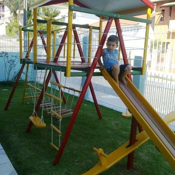 Casinha Infantil com Ponte Pênsil Acoplada Casinha Infantil com Ponte Pênsil Acoplada