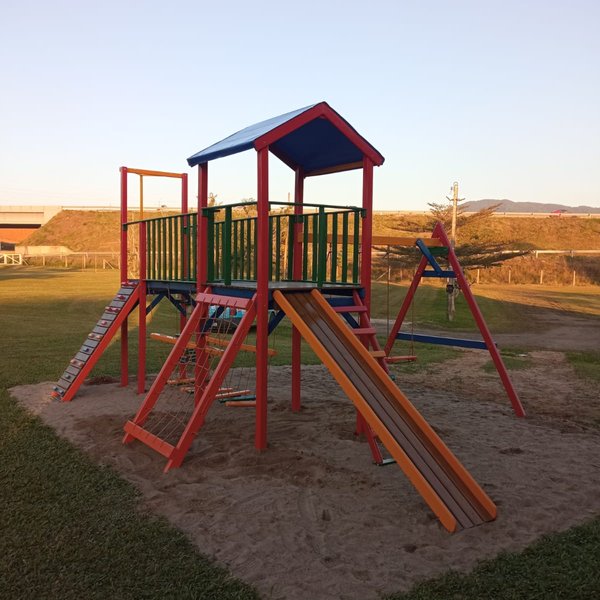 Parque De Torre Infantil Com Balanços E Ponte Fixa Parque De Torre Infantil Com Balanços E Ponte Fixa