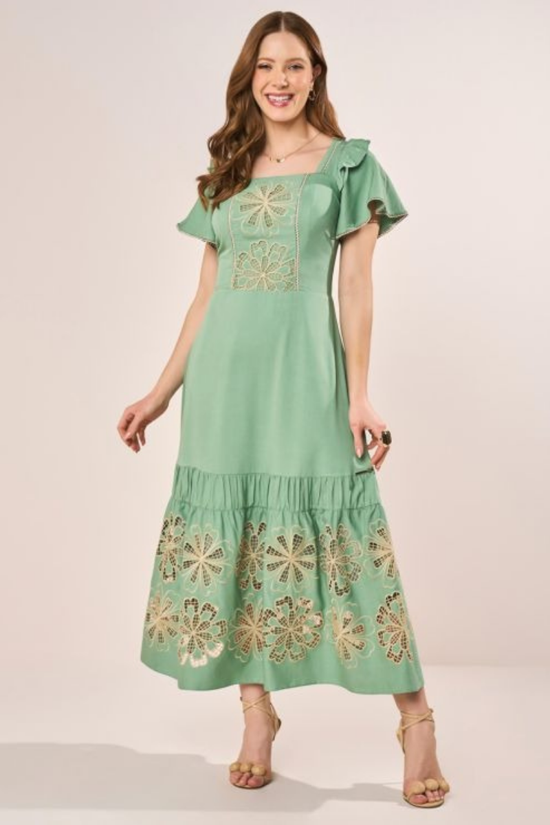 Vestido Midi Evasê com Bordado Richelieu e Detalhes Florais