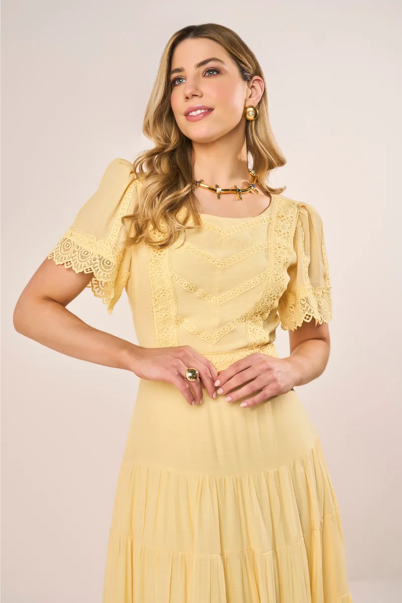 Vestido Midi Amarelo com Guipir e Babados Evasê