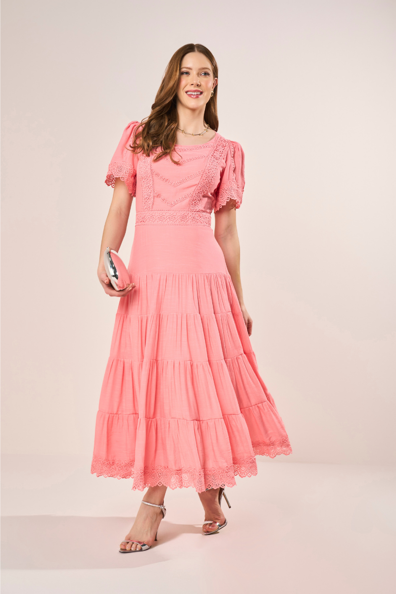 Vestido Midi Coral em Viscose com Guipir e Saia em Marias