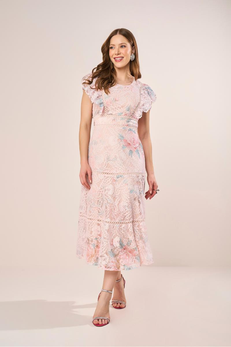 Modelo vestindo vestido evasê elegante em ambiente luxuoso