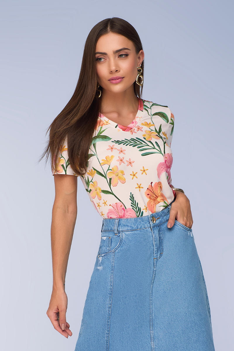 T-Shirt Feminina Bege Floral Decote V