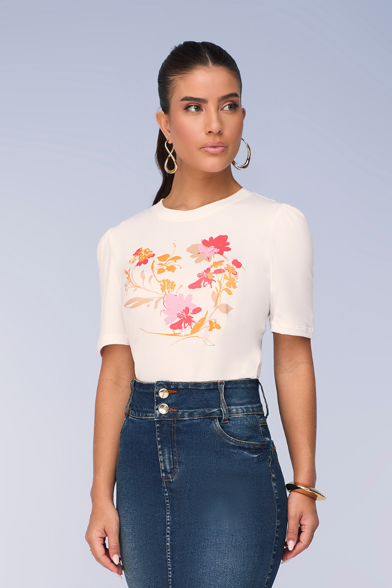 T-Shirt feminina off-white com estampa floral