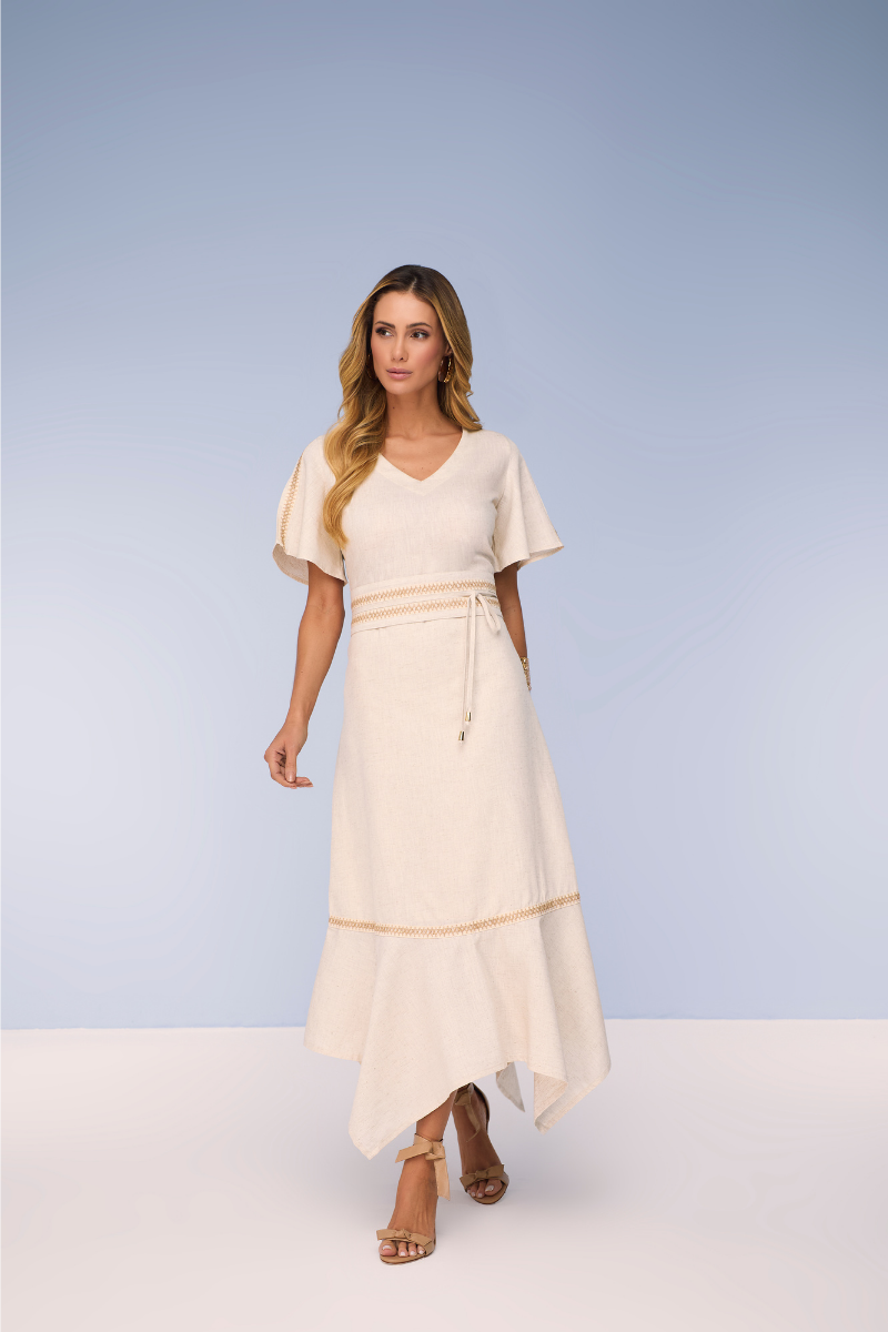 Vestido Midi Off-White Evasê com Barra Assimétrica