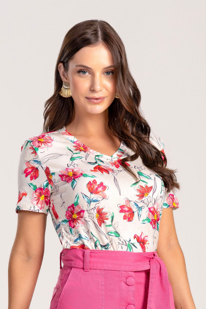 T-Shirt Floral Decote V em Malha Premium