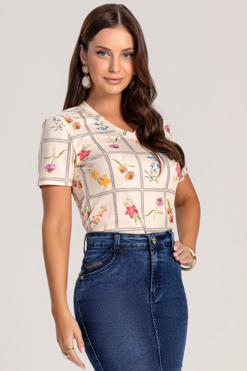 T-Shirt Off-White Estampada Floral Decote V
