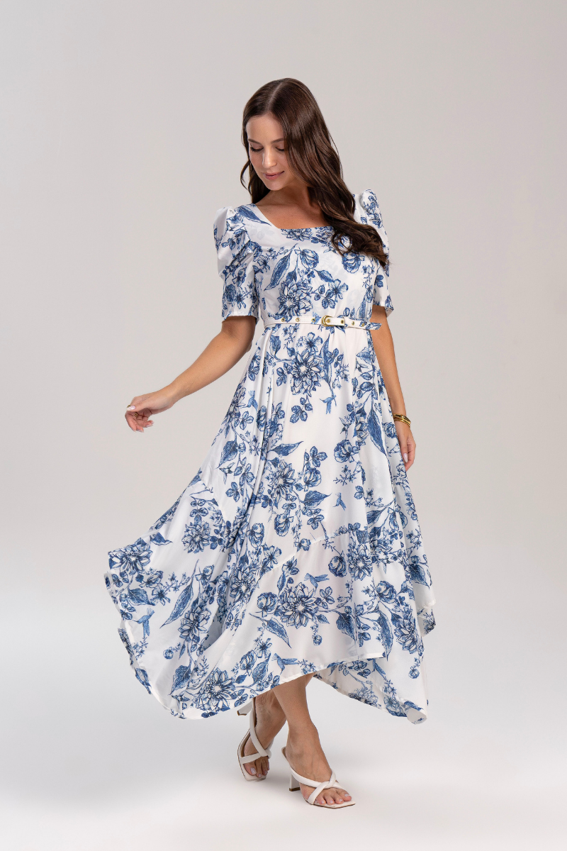 Mulher elegante usando uma blusa de manga bufante combinada com calça de alfaiataria, exemplificando um look de luxo contemporâneo.