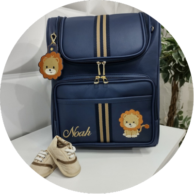 Mochila Maternidade Personalizada Leão Azul Marinho Coleção Fitas - Coutre Bolsas