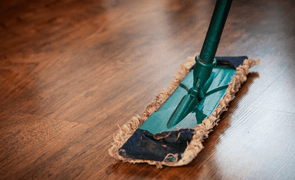 limpando piso de madeira 1