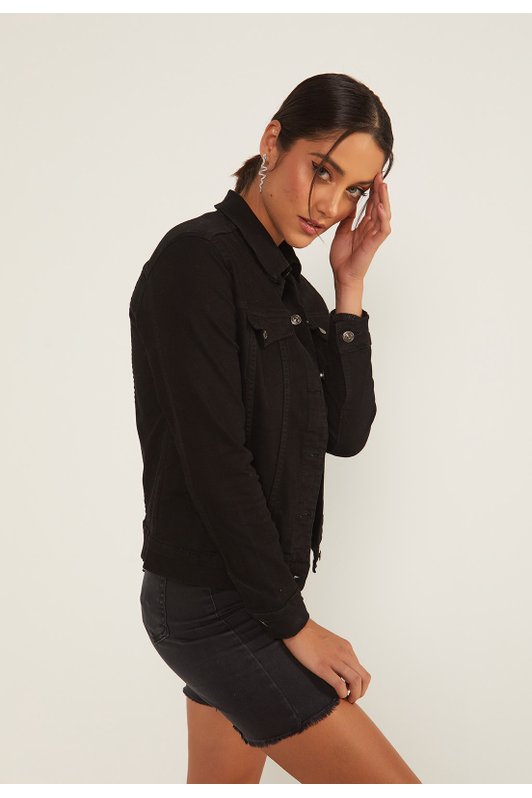 5 maneiras de usar a jaqueta jeans feminina  Stylish outfits, Long denim  shirt, Black jeans outfit