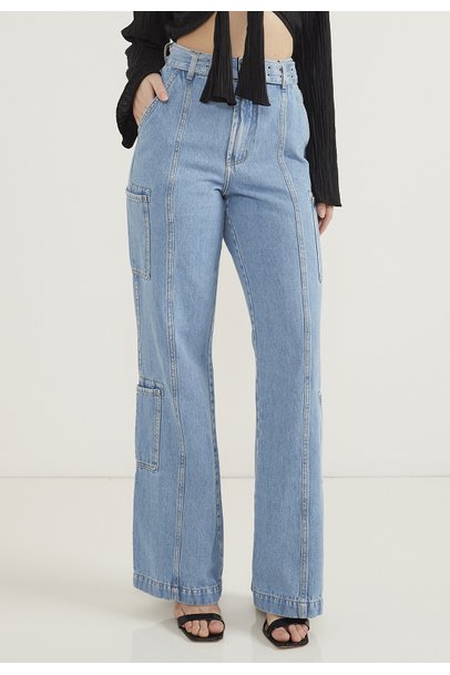 Calça Wide Leg azul médio, com destroyed e pedraria na lateral