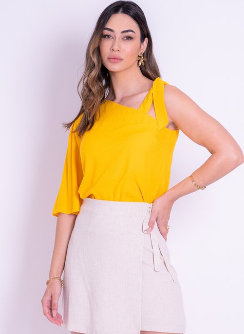 modelo usando uma blusa em viscose na cor amarelo de um ombro só com alça para amarração