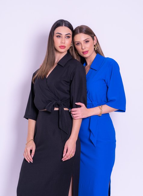 modelo-usando-uma-blusas-preta-e-azul-com-mangas-flare-decote-em-V-transpassado-com-gola