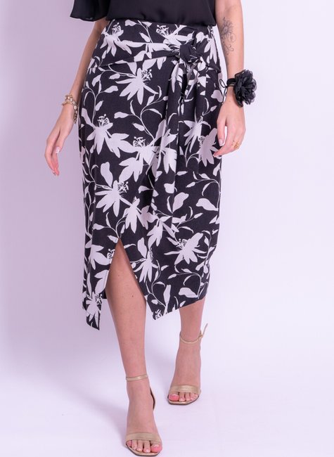 modelo-usando-saia-midi-preta-em-linho-estampado-floral-transpassada-com-fenda-lateral.