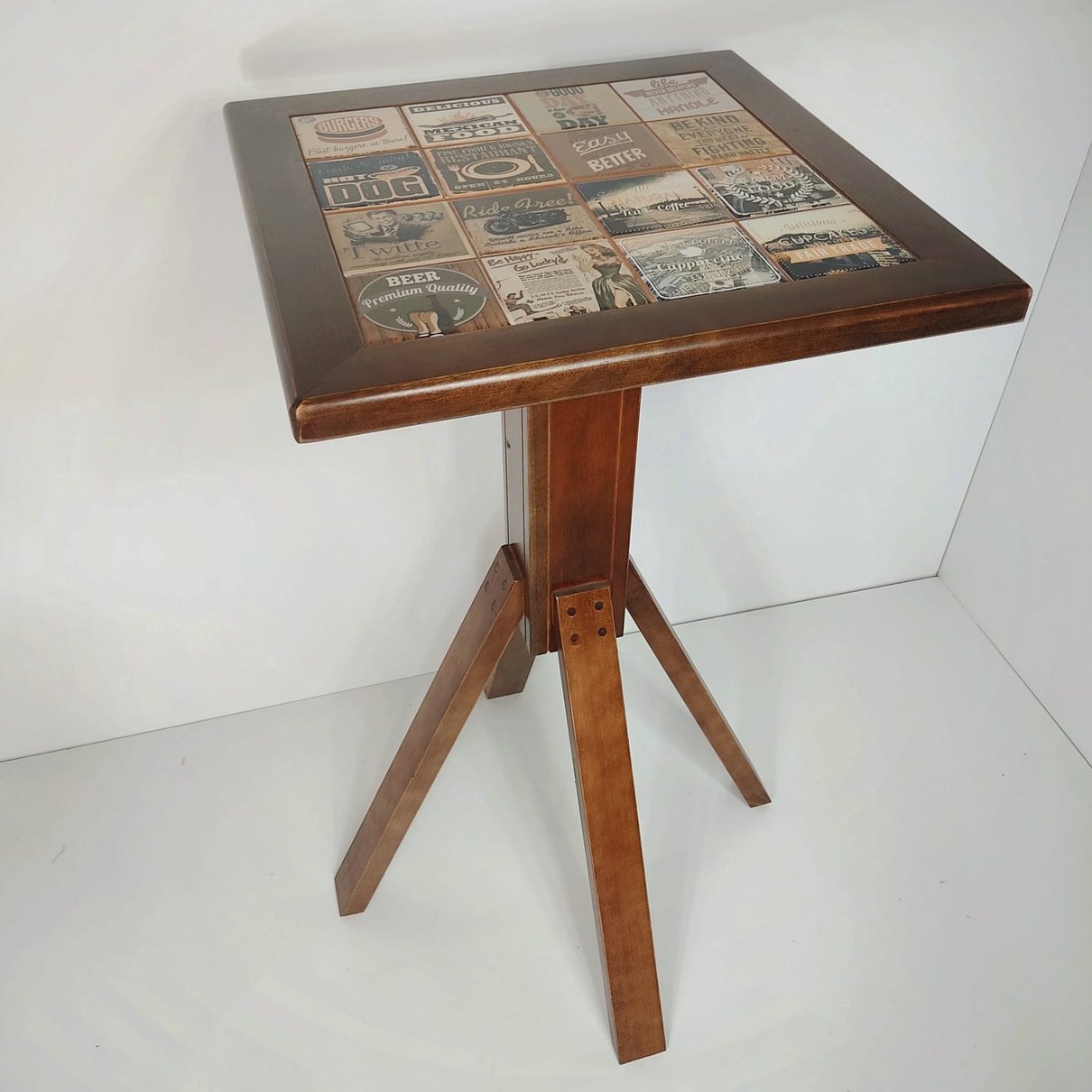 mesa bistro madebraz de madeira com detalhe em azulejo tampo