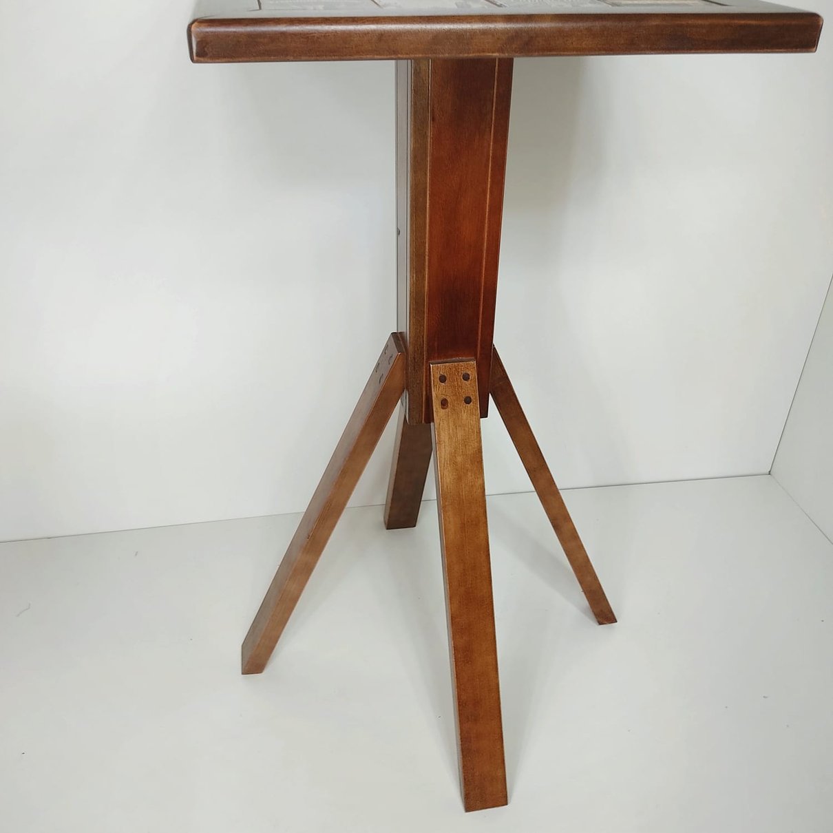 mesa bistro madebraz de madeira com detalhe em porcelana pes