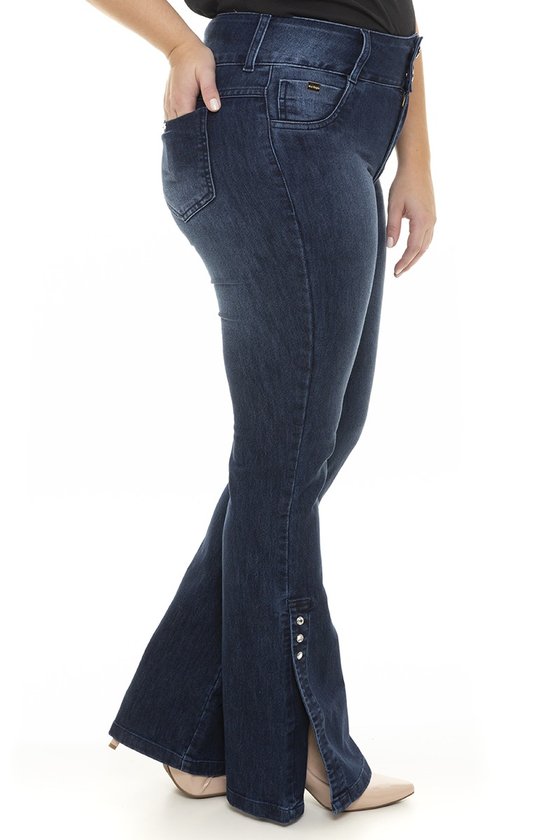 Calça Capri Jeans Plus Size com detalhe em botões na lateral