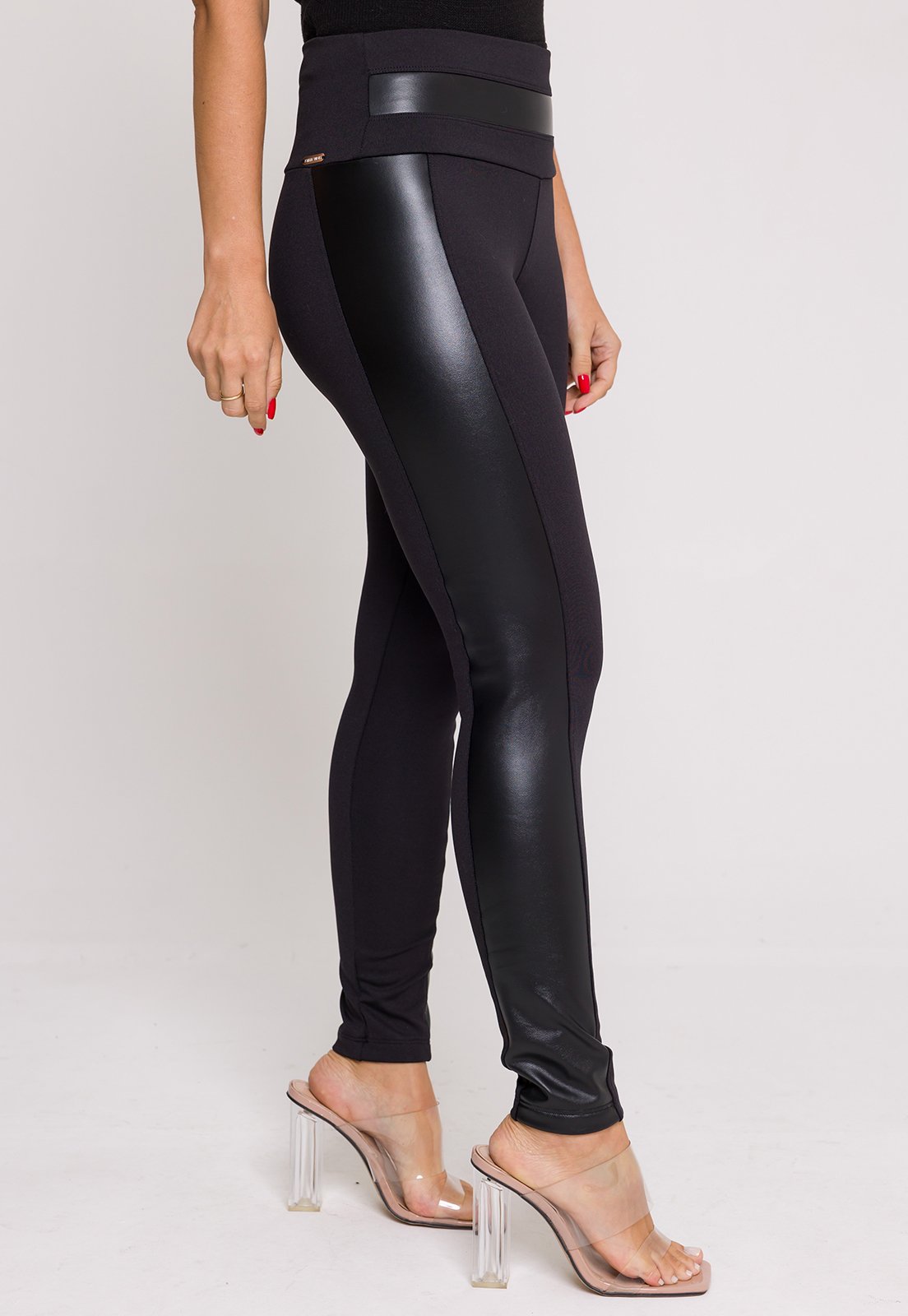 Legging com store detalhe em couro