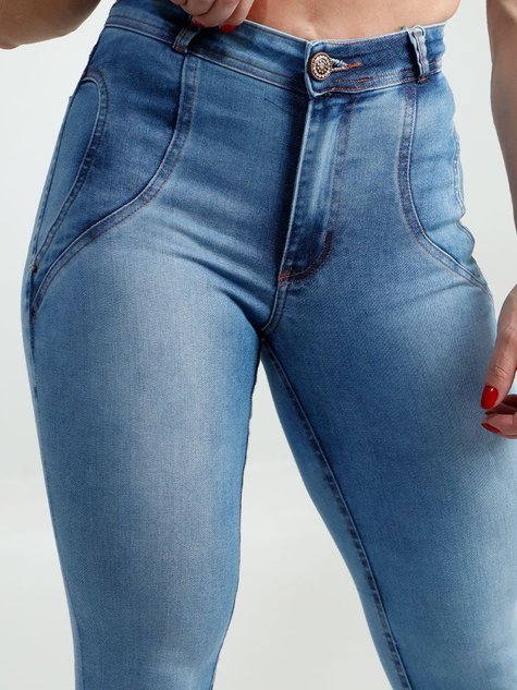 Vários Tipos De Jeans São Exibidos Para Venda Dentro Da Loja. Foto  Editorial - Imagem de azul, autêntico: 266315101