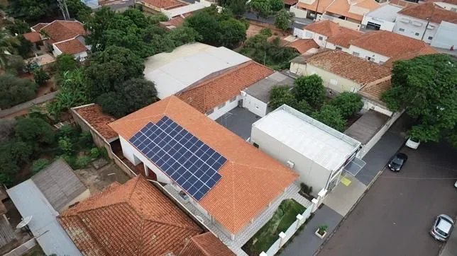 Vista a&eacute;rea da f&aacute;brica da Edubolsas em Indiana SP com placas de energia solar no telhado
