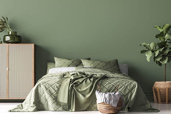cobre leito verde cobrindo toda a cama e combinando com o jogo de cama