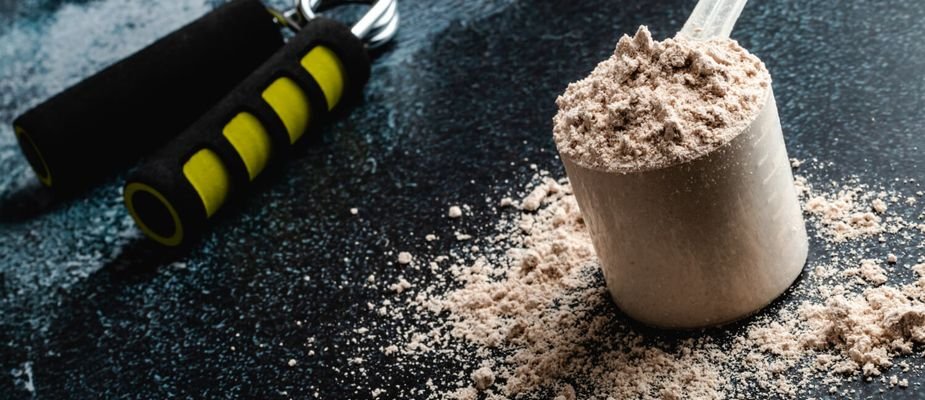 Whey protein concentrado: benefícios e como tomar