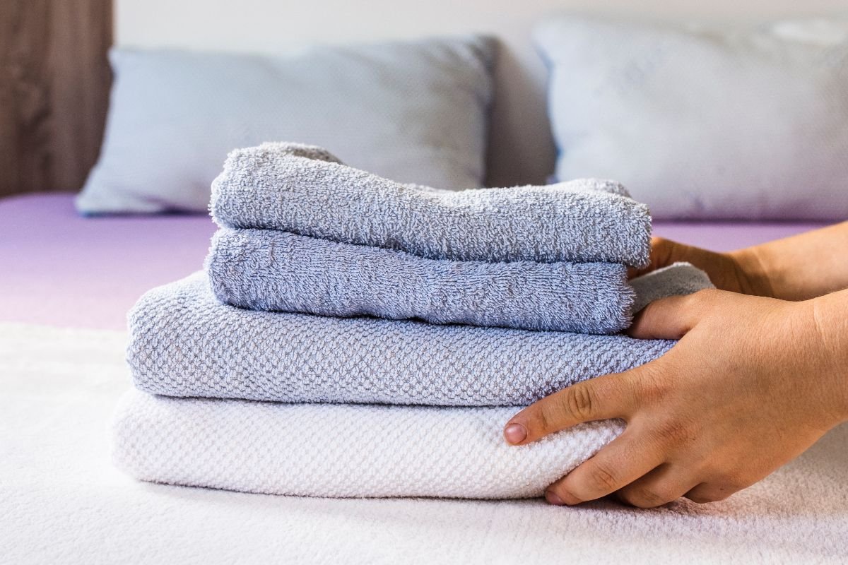toalhas de banho em cima da cama