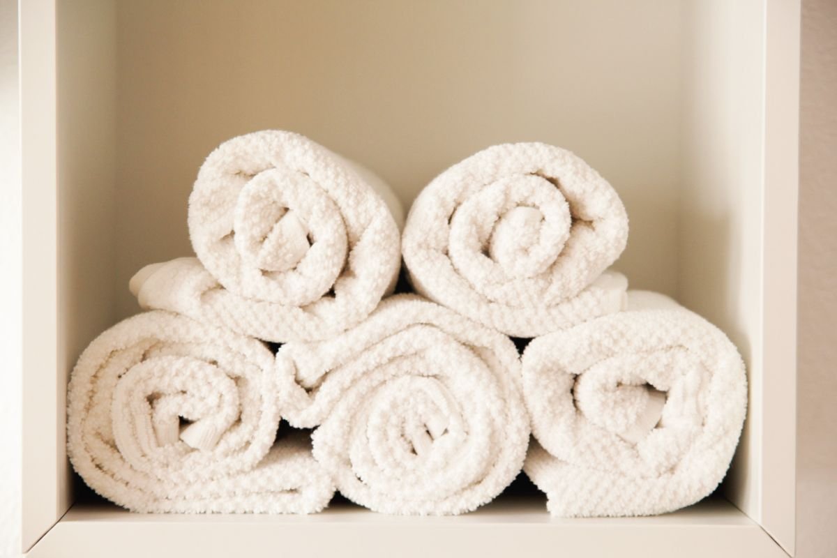 toalhas enroladas e guardadas