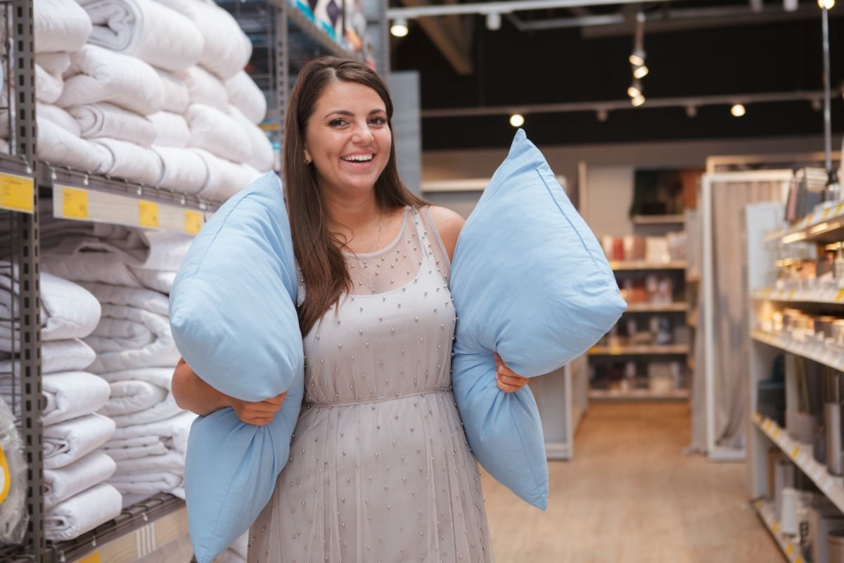 mulher comprando novos travesseiros