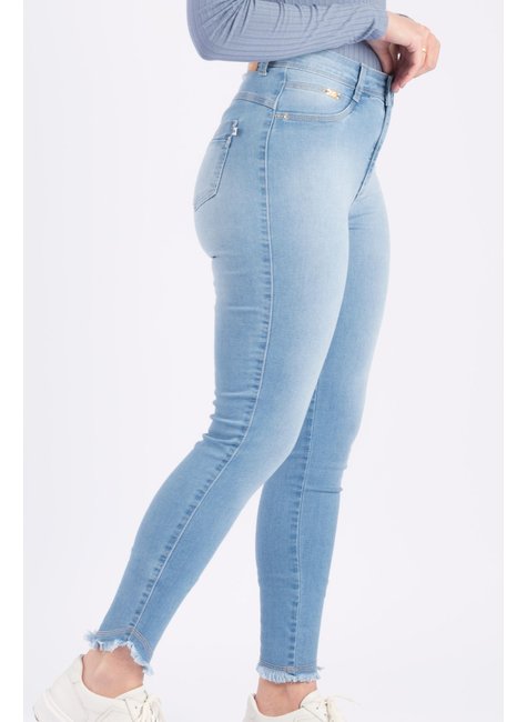 Calça Jeans Mom Hot Pants com Barra Desfiada - Geração Moderna
