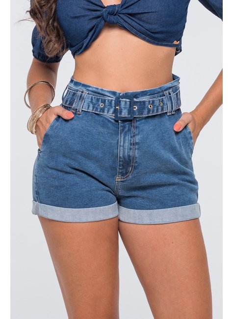 https://global.cdn.magazord.com.br/geracaomoderna/img/2023/08/produto/7063/shorts-jeans-baggy-hot-pants-com-cinto-4561-4108.jpeg?ims=fit-in/475x650/filters:fill(white)